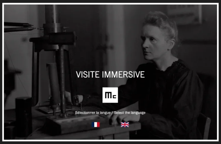 Entry of the immersive visit with French and English flags