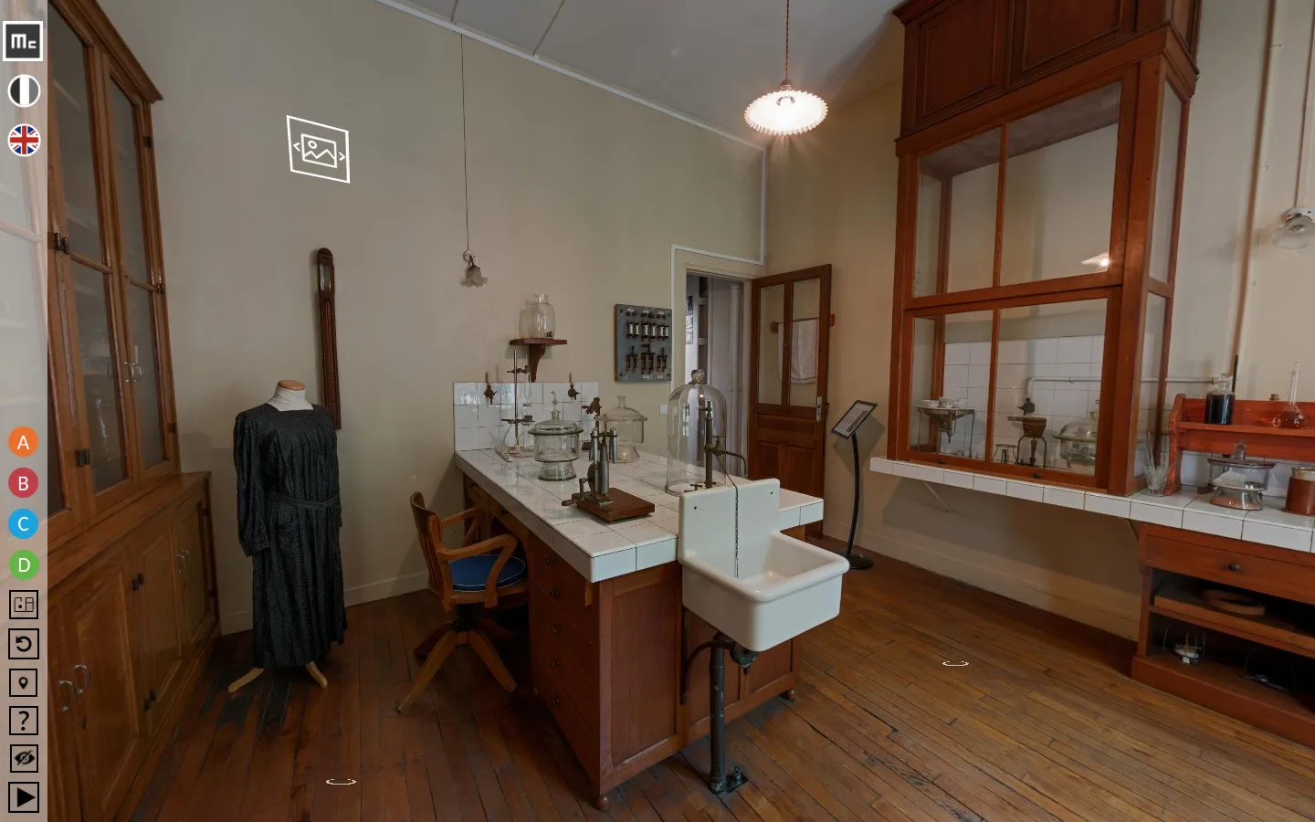 Marie Curie's laboratory in the 360° visit, with a toolbar of 13 icons on the left